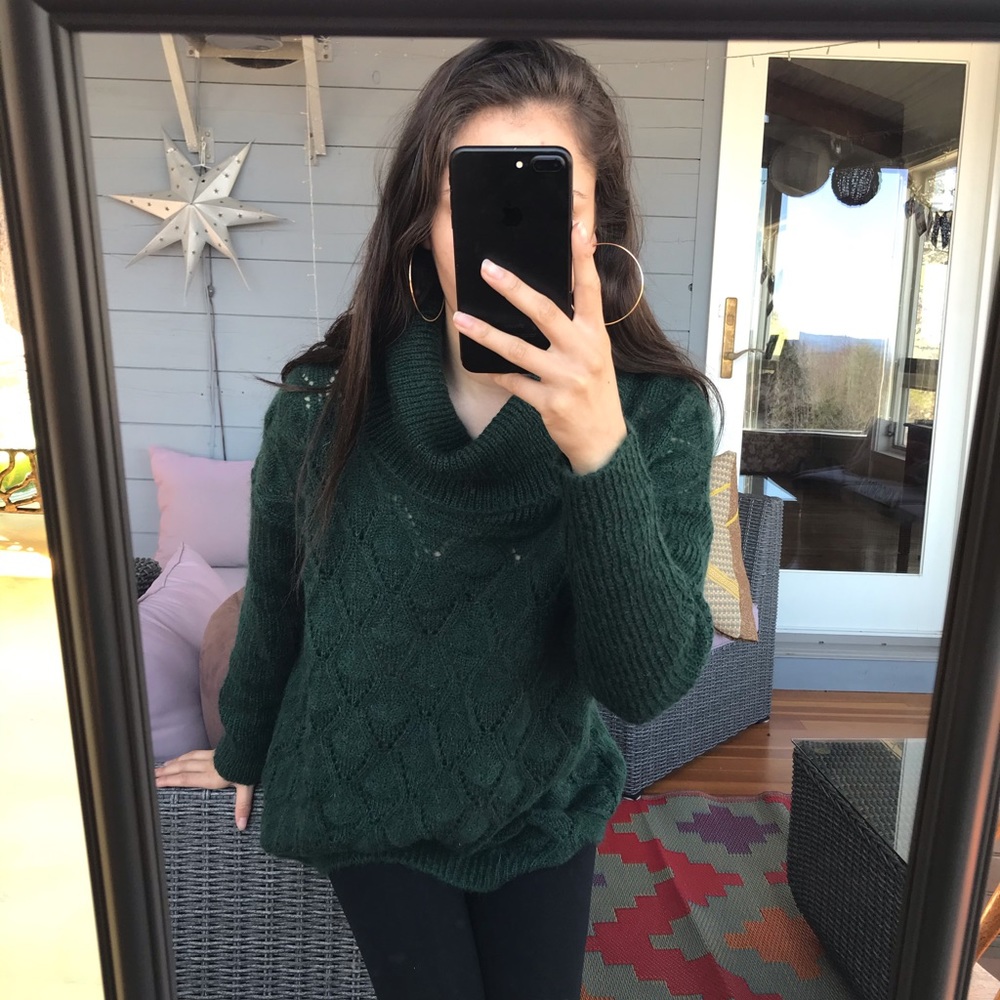 OVERSIZED TURTLE NECK SWEATER